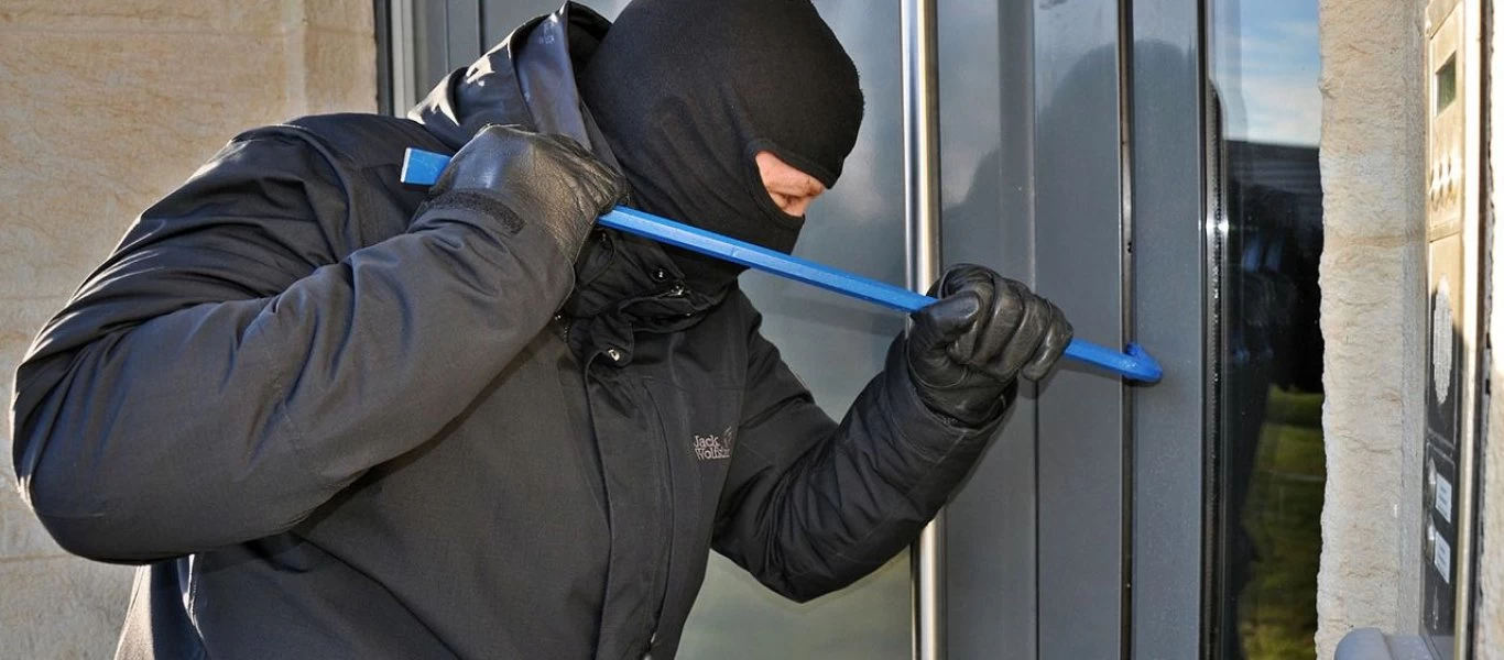 Δείτε πως διαρρήκτης «κατεβάζει» τις βιτρίνες των καταστημάτων στη Βάρη (βίντεο)